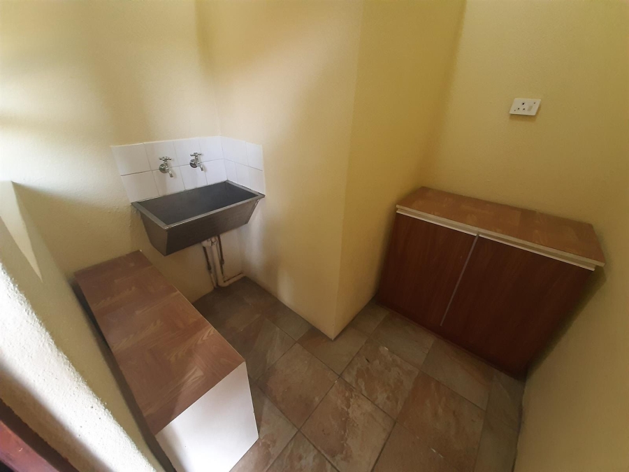 To Let 1 Bedroom Property for Rent in Oostersee Western Cape